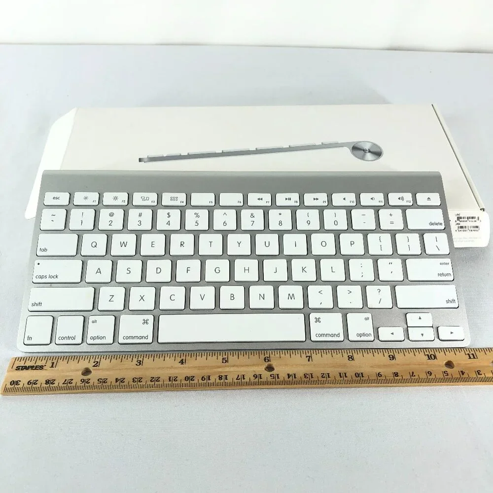 Apple Wireless Keyboard in White and Silver